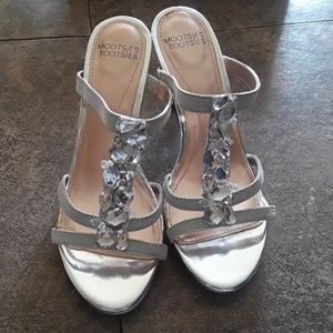 MOOTSIES TOOTSIES SILVER JEWELED HEELS S 8 MED.